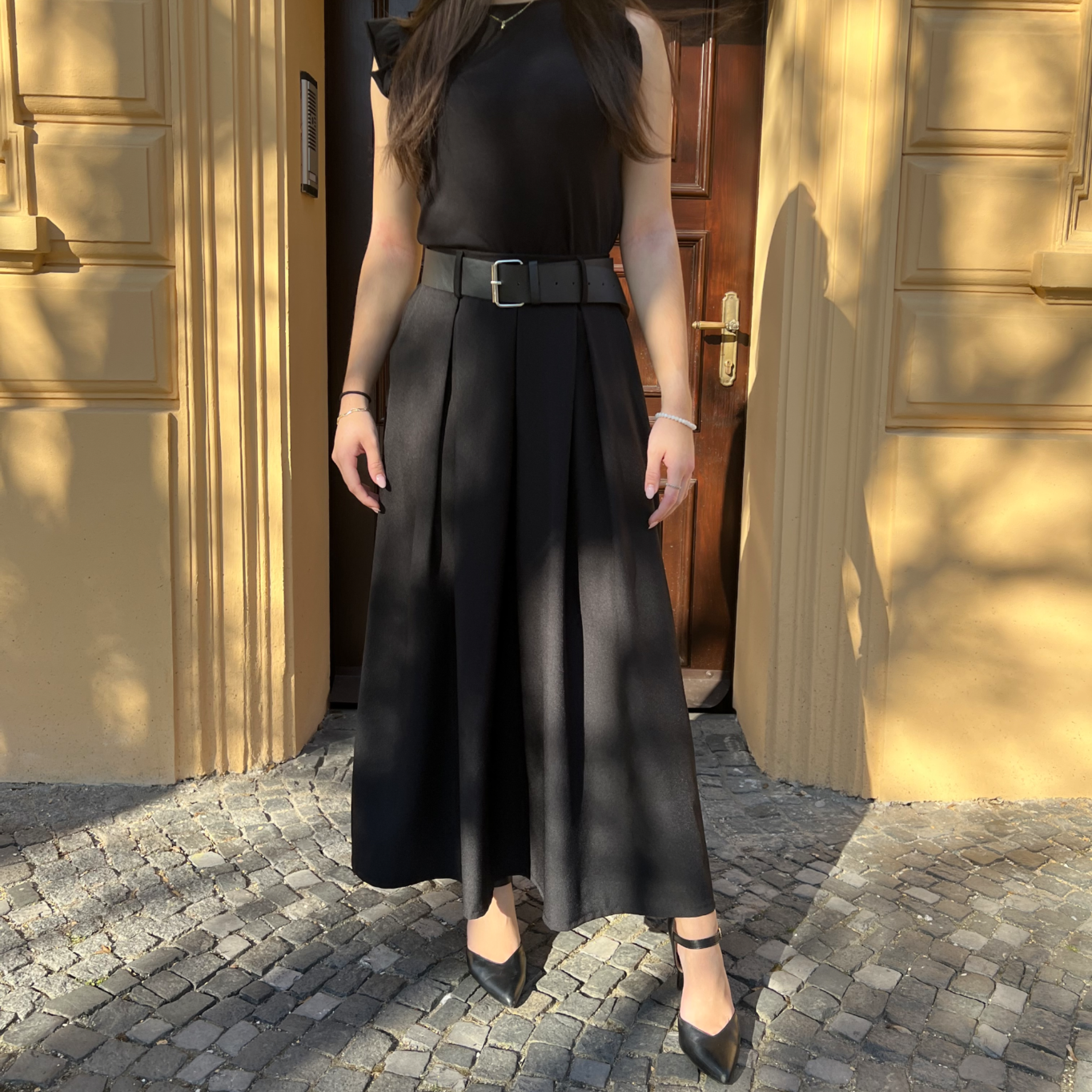 Dlouhá áčková sukně CAROLA s páskem černá3